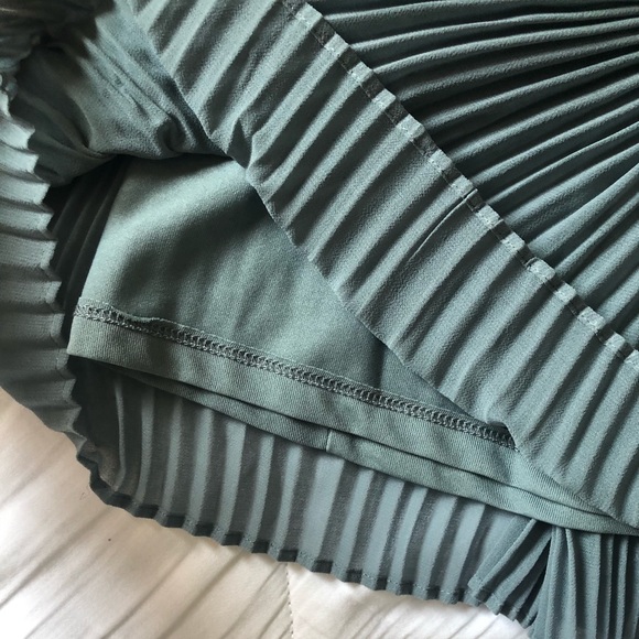 SOLD H&M Pleated Skirt - Picture 3 of 5